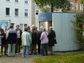 Die Konsequenz ... warten vor dem H�uschen.