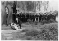 Ludwig Mersmann (Ehrenvorsitzender) legt f�r die toten und gefallenen Sangesbr�der am Ehrenmal einen Kranz nieder.