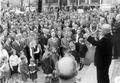 Chorleiter Clemens Prinz dirigiert 1965 den Massenchor auf dem Wilhelmsplatz.