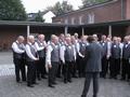 Nach dem Gottesdienst sangen wir noch vor der Kirche.