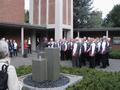 Nach dem Gottesdienst sangen wir noch vor der Kirche.