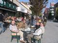 In Wilhelmshaven luden Stra�encaf�s bei herrlichem Wetter zum Verweilen ein.