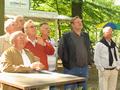 W�hrenddessen beobachteten die M�nner das Geschehen am Schie�stand.