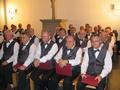 W�hrend wir sa�en, spielten die Musiker.