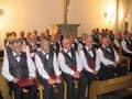 W�hrend wir sa�en, spielten die Musiker.